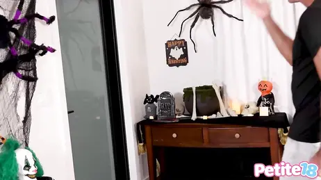 Avant de partir pour la fête d'Halloween, la copine de mon fils me fait une fellation.