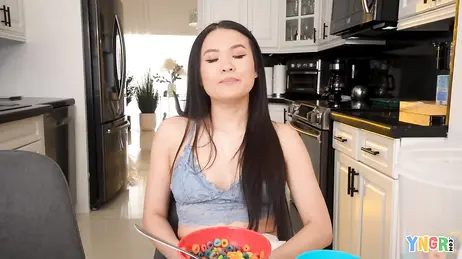 Durante la colazione in cucina con il fratellastro, si mette le dita nella figa