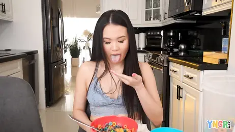 Durante la colazione in cucina con il fratellastro, si mette le dita nella figa