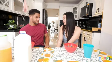 Durante la colazione in cucina con il fratellastro, si mette le dita nella figa