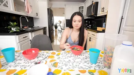 Durante la colazione in cucina con il fratellastro, si mette le dita nella figa