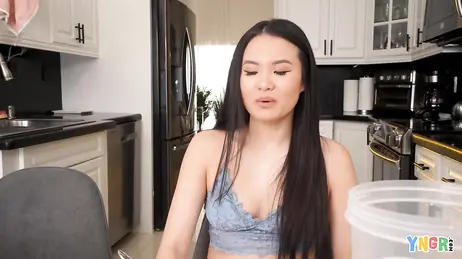 Durante la colazione in cucina con il fratellastro, si mette le dita nella figa