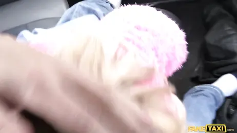 Blonde Fremdgängerin kehrt nach einem Streit mit ihrem Freund von einer Party zurück und schläft mit dem Taxifahrer