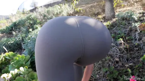 Estou correndo com o filho do meu vizinho, ele definitivamente está olhando para minha bunda!!