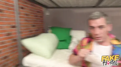 Een toerist met weinig geld zoekt een hostel om te overnachten.