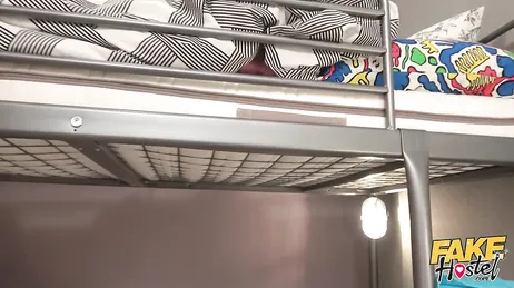 Een toerist met weinig geld zoekt een hostel om te overnachten.
