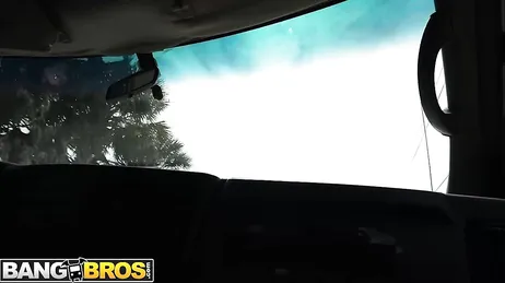 Ela perde a virgindade em uma van com um cara negro enorme