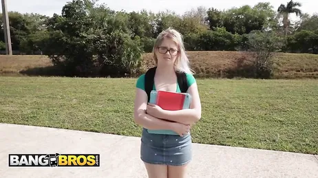 Ela perde a virgindade em uma van com um cara negro enorme