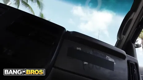 Offriamo a questa mamma un passaggio nel furgone per girare un film porno.