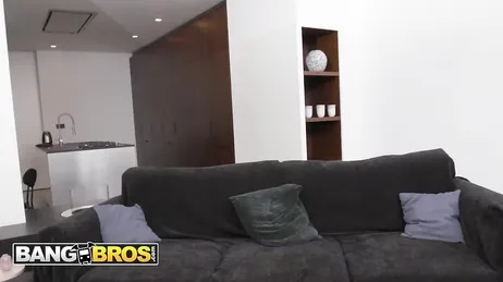 Um branco e um preto ao mesmo tempo para a linda Briseida Myers