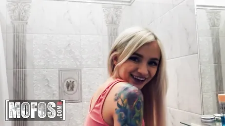 Una bionda tatuata con gli occhi azzurri ci fa un pompino bestiale!!