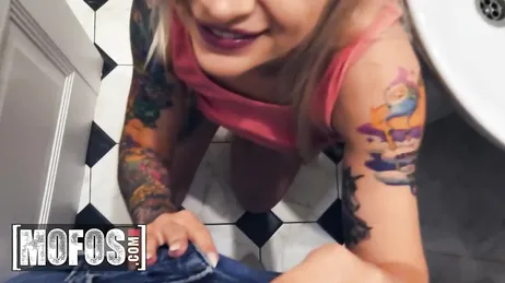 Una bionda tatuata con gli occhi azzurri ci fa un pompino bestiale!!