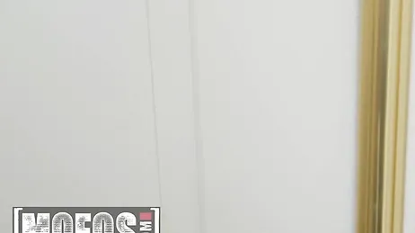 Wat een vreemde manier heeft deze moeder om zelf koekjes te bakken.
