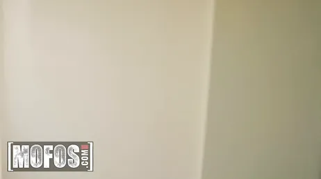 Wat een vreemde manier heeft deze moeder om zelf koekjes te bakken.