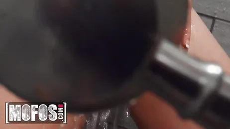 Meine Tochter geht duschen, sie hat einen wunderschönen Arsch