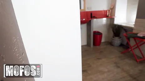 Un jeune Italien et un jeune Russe se mangent mutuellement leurs délicieuses chattes