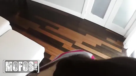 Mi hija abre bien su culo, menuda polla le van a meter !!