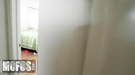 O que a mamãe procura no meu quarto? Além disso, com o peito nu...