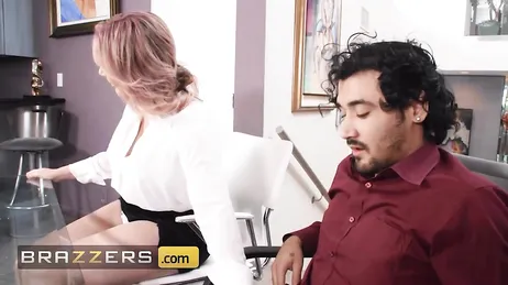 O estagiário vira a chefe de cabeça para baixo para foder sua buceta