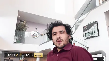 O estagiário vira a chefe de cabeça para baixo para foder sua buceta