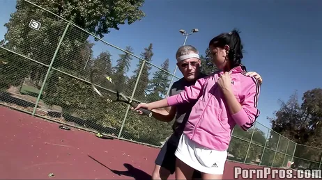 Se la acabo chupando a mi profesor de tenis, que zorra soy !!