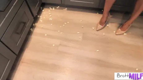 Olha o que tenho aqui entre as pernas, se você quiser comer, vá em frente..!!