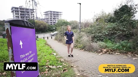 Como le gusta a esta mamá inglesa ser follada a cuatro patas