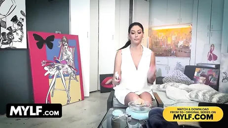 Mulher madura com peitos enormes é fodida na galeria de arte