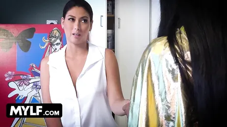 Mulher madura com peitos enormes é fodida na galeria de arte