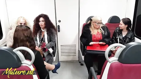 Non c'è dubbio, la mamma e le sue amiche sanno come divertirsi un mondo!!