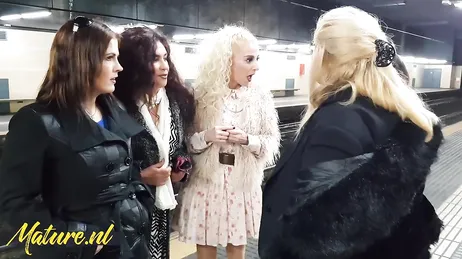 Non c'è dubbio, la mamma e le sue amiche sanno come divertirsi un mondo!!