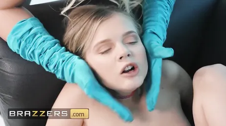 Due troie mature pervertono una dolce e tenera ragazza