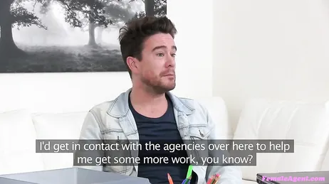 De interviewer is een prachtige blonde MILF in een minirok en hakken...!!