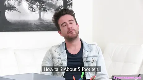 De interviewer is een prachtige blonde MILF in een minirok en hakken...!!