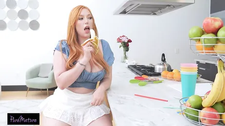 Maman donne des cours de cuisine à domicile à de jeunes et beaux garçons