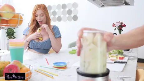 Maman donne des cours de cuisine à domicile à de jeunes et beaux garçons