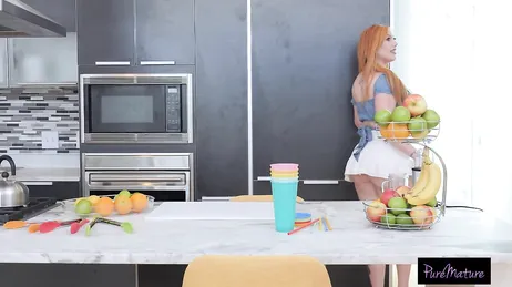 Maman donne des cours de cuisine à domicile à de jeunes et beaux garçons