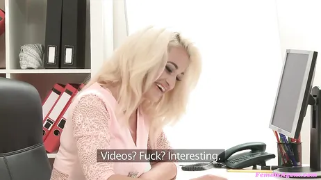 La bella intervistatrice sa come trattare con questi bei ragazzi ventenni...!!