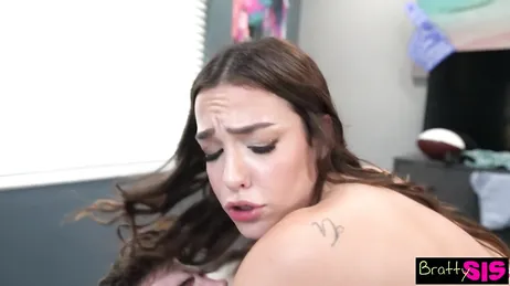 A mãe não usa sutiã na idade dela, nossa, que peitos ela tem.