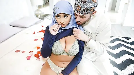 Sa belle femme arabe cache des seins et une chatte incroyables... !!