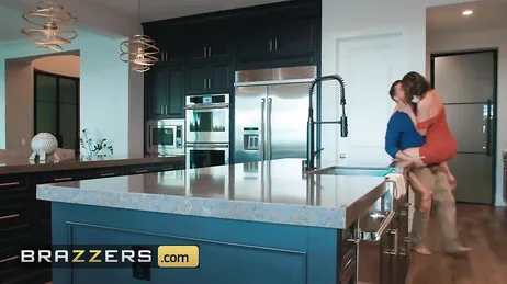 Meu filho me leva até a cozinha e o pai dele vem chegando...!!