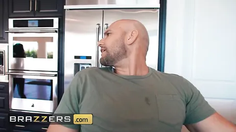 O namorado dela está dormindo com a amiga dela e ela não percebe nada!!