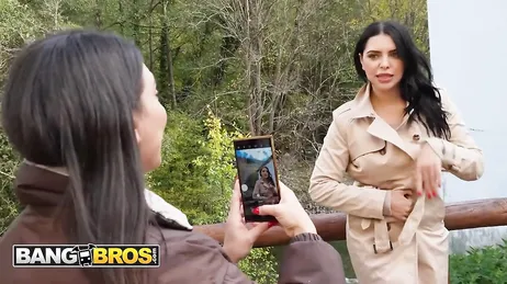 Duas turistas acabam transando com o único homem comível da cidade.