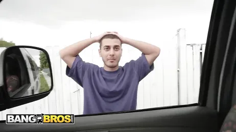 Tout le monde veut monter dans le van BangBros pour la baiser.