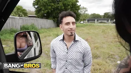 Tout le monde veut monter dans le van BangBros pour la baiser.