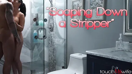 Cuckold geniet ervan om zijn prachtige vrouw door een stripper te zien neuken