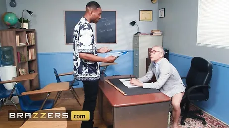 A estudante é deixada sozinha na sala de aula com o professor de física
