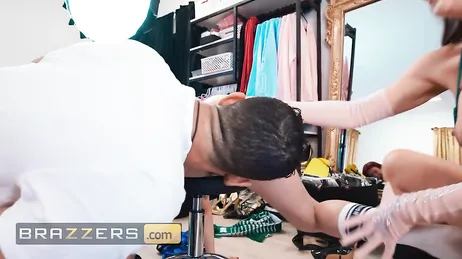 Alexis Fawx en Cherie DeVille delen een XXL-pik, bijna niets!!