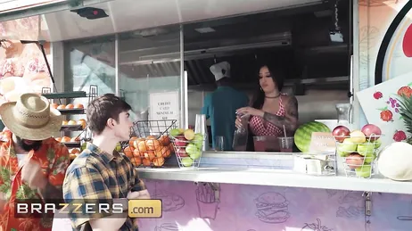 A garçonete do caminhão de pedestres está me mostrando os peitos, droga!!