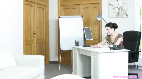 Primeira experiência lésbica para essa asiática... em uma entrevista!!